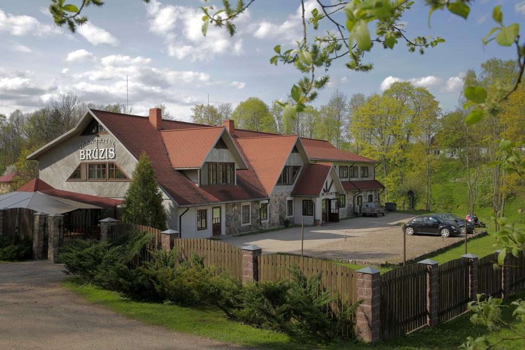 Park Hotel Bruzis Smiltene Buitenkant foto